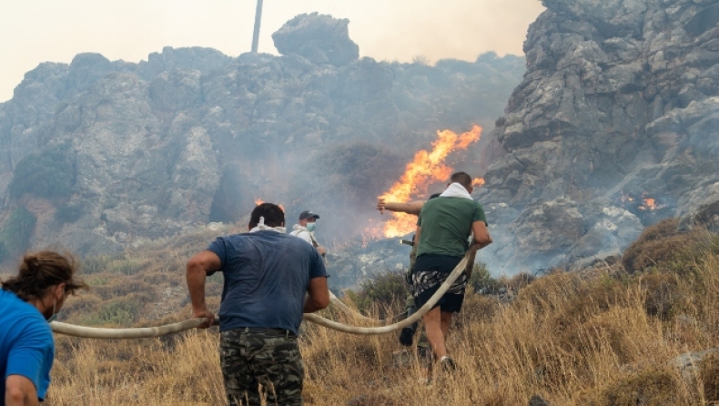 Εφιαλτική νύχτα στη Ρόδο: Το μέτωπο έχει έκταση εννέα χιλιομέτρων (vid)