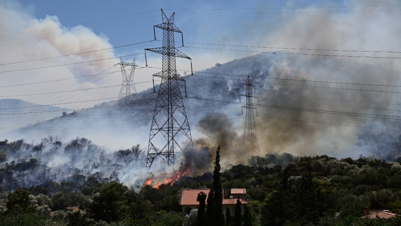 Φωτιά στον Κουβαρά: Σε ποιους δρόμους διακόπηκε η κυκλοφορία