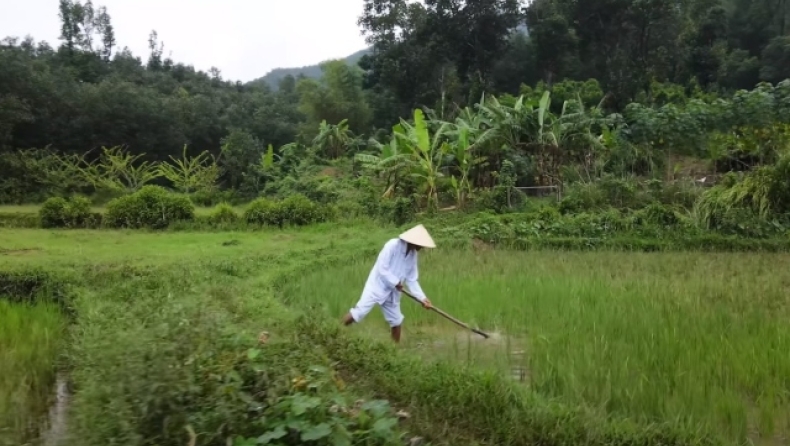 80χρονος αγρότης από το Βιετνάμ ισχυρίζεται ότι δεν έχει κοιμηθεί εδω και εξήντα χρόνια (vid)