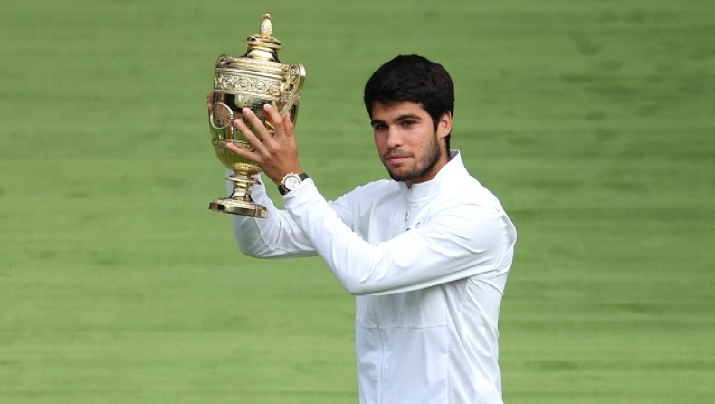 O Αλκαράθ με το τρόπαιο του Wimbledon