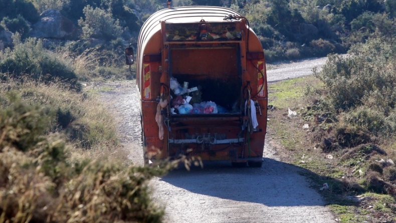 Αυτοκίνητο έπεσε πάνω σε απορριμματοφόρο στις Συκιές: Τραυματίστηκε η 62χρονη εργαζόμενη