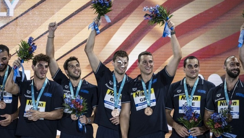 Η εθνική ομάδα πόλο ανδρών με το χάλκινο μετάλλιο από το παγκόσμιο πρωτάθλημα της Βουδαπέστης