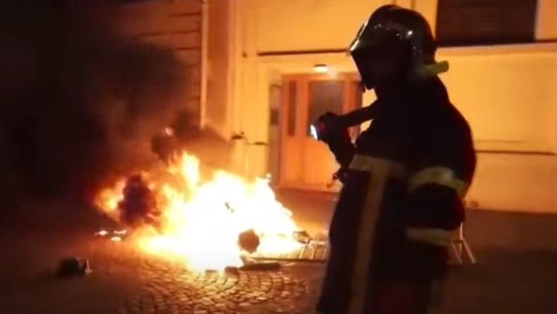 Γαλλία: Πέθανε πυροσβέστης την ώρα που προσπαθούσε να κατασβέσει φωτιά σε οχήματα