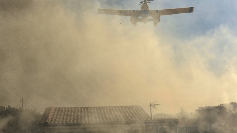 Εκκενώνονται οικισμοί σε Δεβενοχώρια και Λουτράκι: Δύσκολη μάχη με τις φλόγες, διακοπή κυκλοφορίας στην Ελευσίνας-Θηβών