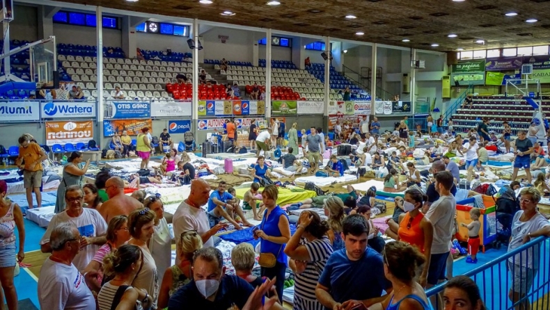 Φωτιά στη Ρόδο: Τεράστιο το κύμα αλληλεγγύης και εθελοντισμού από τους κατοίκους (vid)