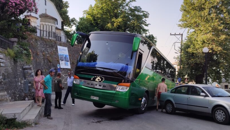 «Στον αέρα» λεωφορείο του ΚΤΕΛ στο Πήλιο: Πήρε «κλειστά» την στροφή, λόγω παρκαρισμένου αυτοκινήτου 