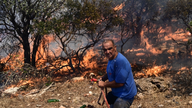 Meteo για τη φωτιά στον Κουβαρά: «50 χλμ την ώρα οι άνεμοι, δυσμενείς οι πυρομετεωρολογικές συνθήκες»