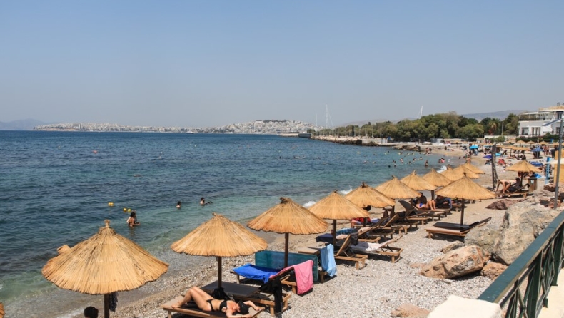 Η «μάχη» της ξαπλώστρας στα beach bars της Αττικής: «Έχουμε κάνει κράτηση εδώ και μια εβδομάδα» (vid)