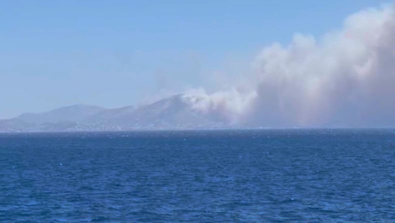 Φωτιά τώρα: Αποκαλυπτικά πλάνα δείχνουν το πόσο γρήγορα επεκτείνεται η φωτιά στον Κουβαρά (vid)