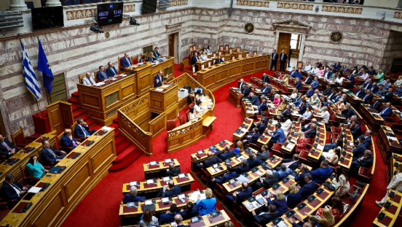 Βουλευτής έπαιζε τάβλι στο κινητό του την ώρα των προγραμματικών δηλώσεων! (pic)