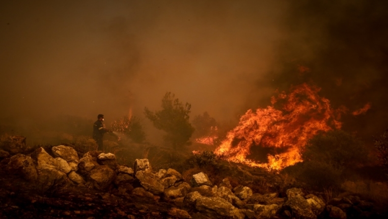 Δίνονται μάχες στους πρόποδες της Πάρνηθας: Οι κάτοικοι στη Χασιά εγκαταλείπουν τα σπίτια τους (vid)