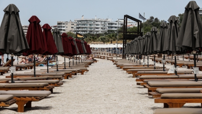 «Δεν επιτρέπεται να καθίσετε δύο άτομα στην ίδια ξαπλώστρα»: Απίστευτη καταγγελία σε παραλία των Χανίων 