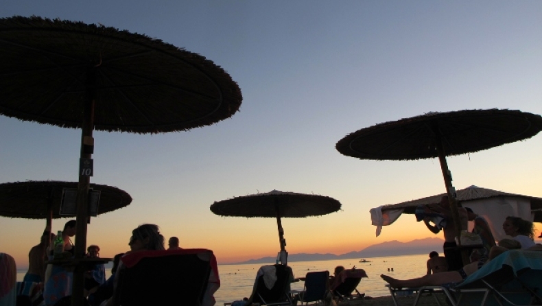 Χαλκιδική: Τι απαντούν από το beach bar για την καταγγελία μητέρας ότι δεν την άφησαν να ταΐσει το παιδί της (vid)