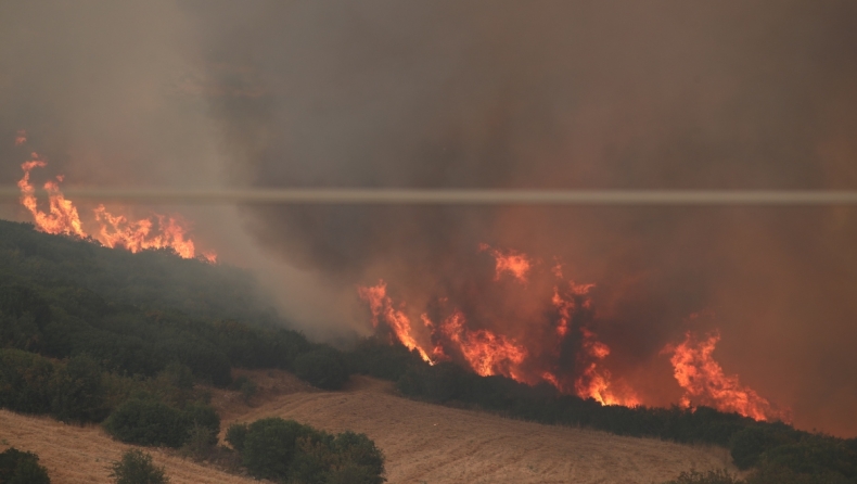 Πύρινος εφιάλτης στον Έβρο: Μέσα στη Ροδόπη οι φλόγες, τιτάνιες προσπάθειες να μην περάσουν στην Εγνατία Οδό