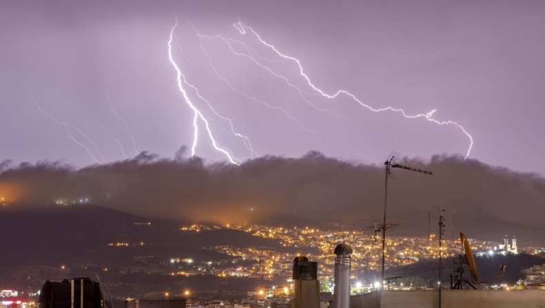 Φωτιές σε έξι διαφορετικά σημεία ξέσπασαν σε Βάρη, Βούλα και Κορωπί: «Έπεσαν 270 κεραυνοί μέσα σε μια ώρα» (vid)