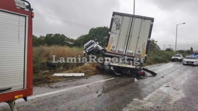 Σοβαρό τροχαίο στην Εθνική Οδό Λαμίας - Δομοκού: Νταλίκα διέλυσε δύο αυτοκίνητα (vid) 