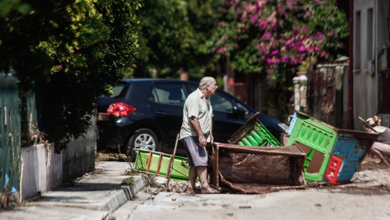 Σκληρό βίντεο: Κτηνοτρόφος στη Θεσσαλία καταρρέει μπροστά στα πνιγμένα πρόβατα του 