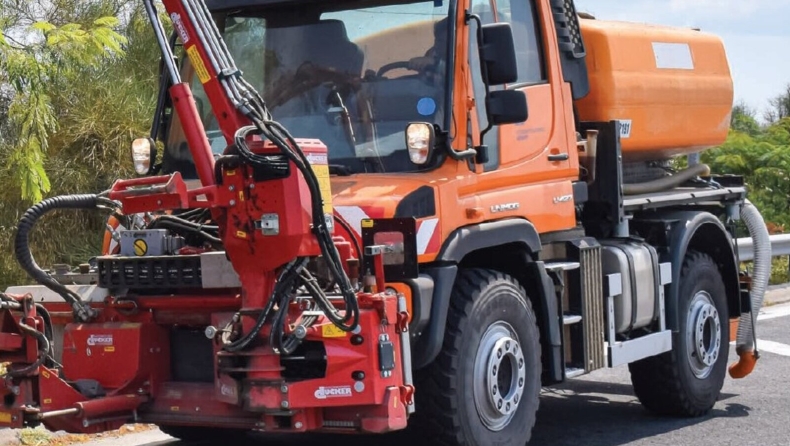 Κακοκαιρία Daniel: Ακόμα και το ειδικό Unimog δεν κατάφερε να περάσει την πλημμυρισμένη εθνική οδό