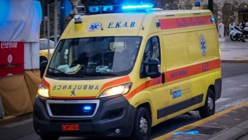 Σύγκρουση ΙΧ με λεωφορείο στην εθνική προς Ευζώνους: Χωρίς τις αισθήσεις τους δυο άτομα