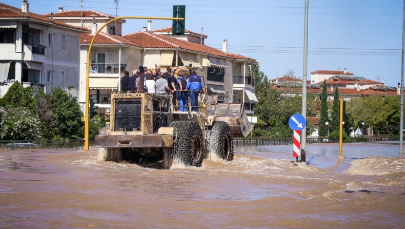 Μεγάλες ζημιές στο οδικό δίκτυο του θεσσαλικού κάμπου: Με παρακάμψεις σε επαρχιακό δίκτυο, η κυκλοφορία Αθήνας - Θεσσαλονίκης