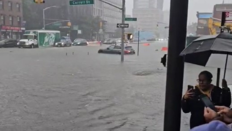 Πλημμύρες στη Νέα Υόρκη, μετά τις καταρρακτώδεις βροχές: Έκλεισαν εν μέρει το δίκτυο του μετρό και τα τοπικά αεροδρόμια (vid)