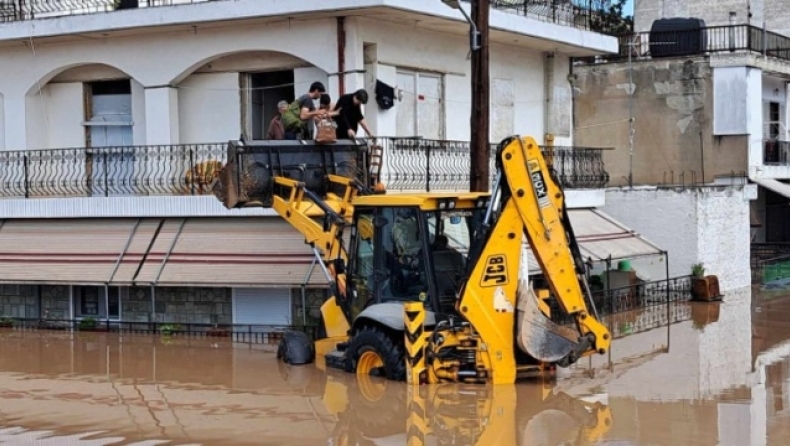 Λάρισα: Με μπουλντόζες πραγματοποιείται ο απεγκλωβισμός πολιτών