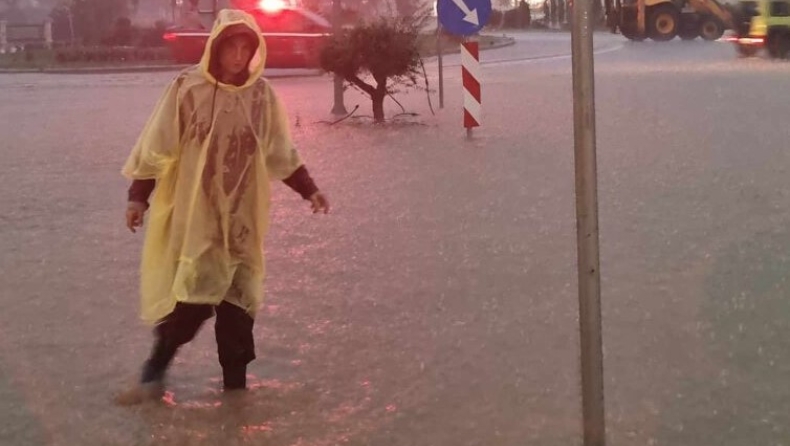 Eγκλωβισμένη η δημοσιογράφος της ΕΡΤ στον Βόλο: «Το ρεπορτάζ γίναμε εμείς σήμερα»