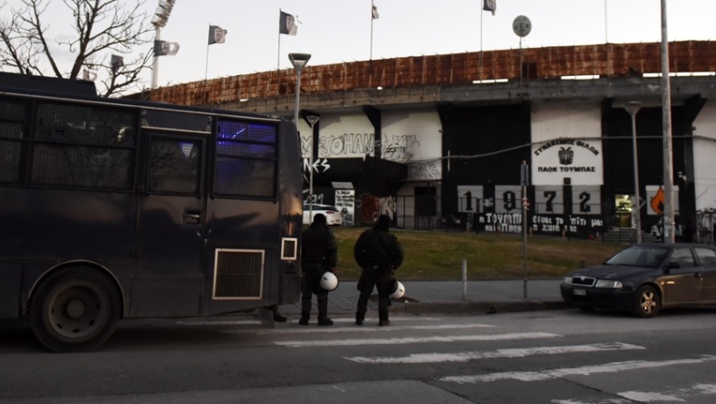 Δώδεκα συλλήψεις σε Νέα Φιλαδέλφεια και Τούμπα πριν τους αγώνες: Επτά οπαδοί της Άιντραχτ για κατοχή πυρσών και κροτίδων