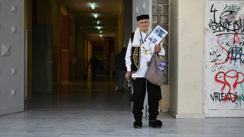 Ηλικιωμένος στη Λάρισα ψήφισε με τσαρούχια και γκλίτσα: «Σέβομαι όλα τα παιδιά, όλα τα κόμματα και ό,τι πει η δημοκρατία» (vid)