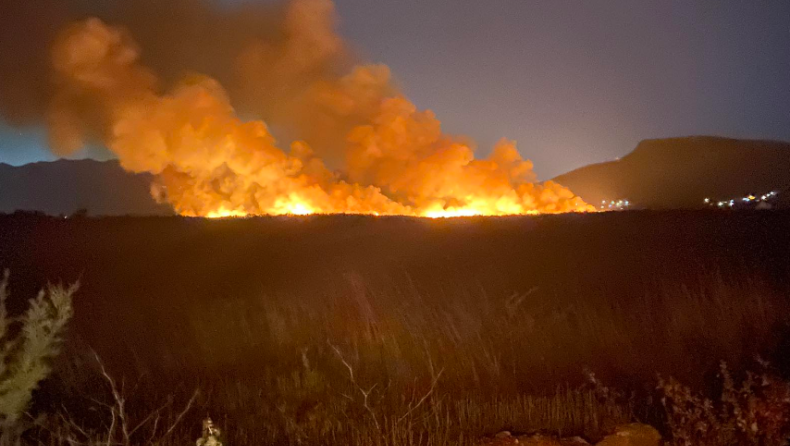 Μαίνεται το πύρινο μέτωπο στον Σχοινιά: Δύσκολη μάχη με τις φλόγες