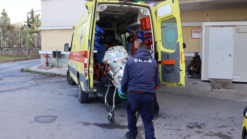 Ναυάγιο φορτηγού πλοίου στη Λέσβο: Στο νοσοκομείο ο διασωθείς, «εντοπίστηκε πάνω σε ένα βαρέλι» (vid)