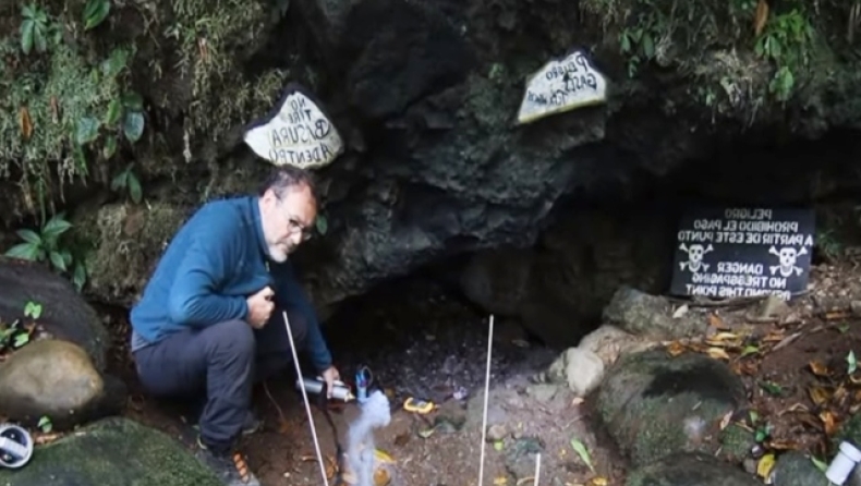Η πιο επικίνδυνη σπηλιά στον κόσμο: «Οτιδήποτε μπει εκεί μέσα, πεθαίνει» (vid)