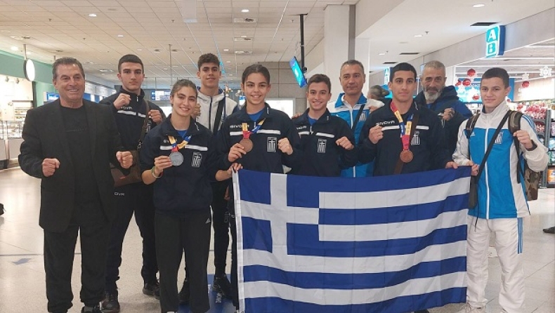 Η Εθνικη πυγμαχίας παίδων κορασίδων στην άφιξή της στην Ελλάδα