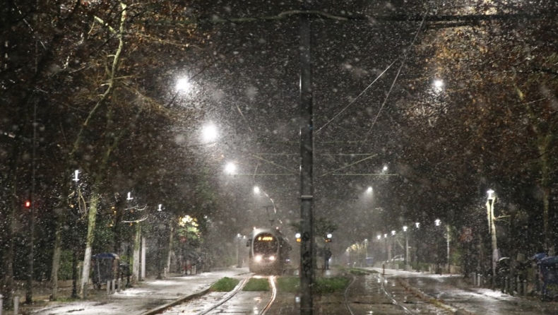 Επικαιροποιείται το έκτακτο δελτίο επιδείνωσης του καιρού: Πού αναμένονται καταιγίδες και χιόνια (vid)