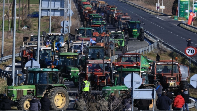 Κλιμακώνονται οι κινητοποιήσεις των αγροτών: Μπλόκα από τη Μακεδονία μέχρι την Κρήτη (vid)