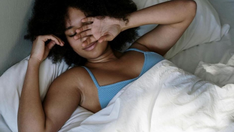 Νυχτερινές εφιδρώσεις: 7 λόγοι που μπορεί να ιδρώνεις τη νύχτα και πώς να το αντιμετωπίσεις