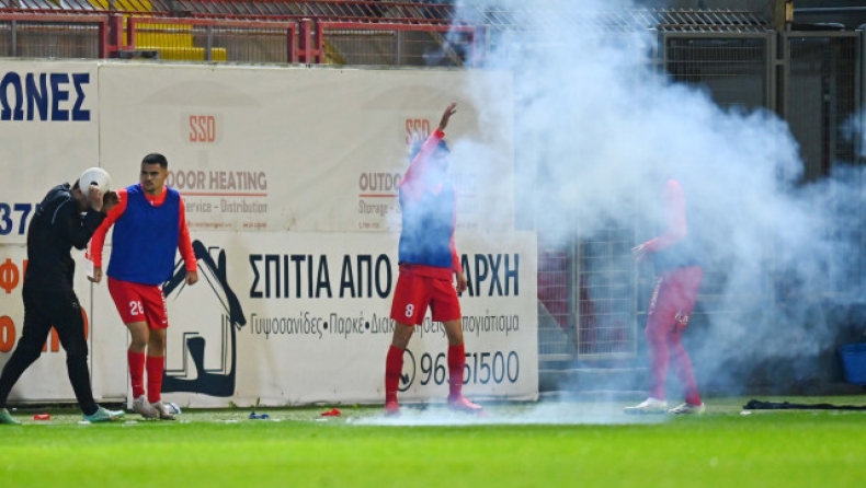 Νέα Σαλαμίνα - ΑΠΟΕΛ: Οριστική διακοπή λόγω κροτίδας δίπλα στον Παπαγεωργίου