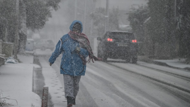 Χιονίζει στην Πάρνηθα, αρχίζουν οι έλεγχοι για αλυσίδες στην Αττική