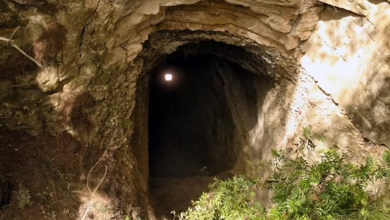 Πολύτεκνη οικογένεια στην Κόρινθο ζει σε σπηλιά 30 μέτρων: Κυκλοφορούν με τόξα και βέλη