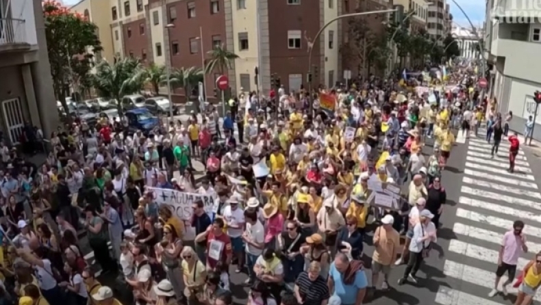 «Άνθρωποι ζουν εδώ!»: Χιλιάδες Ισπανοί διαδήλωσαν στα Κανάρια Νησιά κατά του μαζικού τουρισμού 