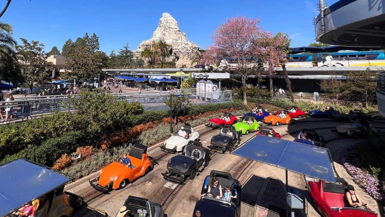 Disneyland: Γίνονται ηλεκτρικά τα θρυλικά αυτοκινητάκια της Autopia (vid)