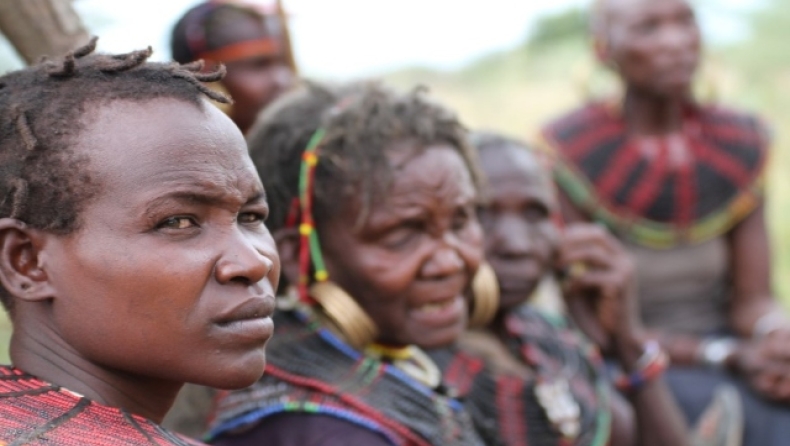 Τα τρελά γαμήλια έθιμα μιας φυλής στη Ναμίμπια: Η γυναίκα απαγάγεται και κοιμάται με τους καλεσμένους του γαμπρού για να «εξαφανιστεί» η ζήλια