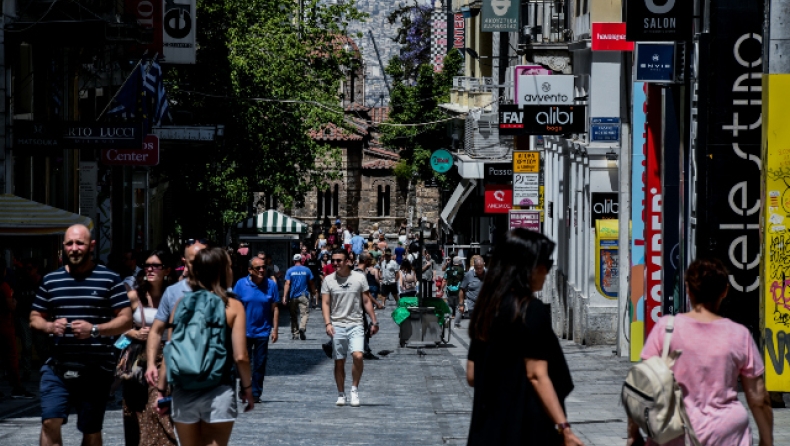 Τρόμος για νεαρή στην Ερμού: Άγνωστος την χτύπησε με μπουνιά στο πρόσωπο (vid)