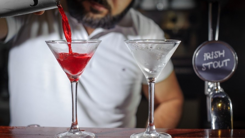 Οι «κωδικοί-αριθμοί» των bartenders για να δείξουν τις ελκυστικές πελάτισσες και πώς ξεχωρίζουν τις πιο ωραίες 