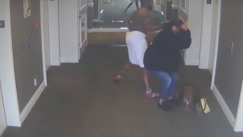 Σοκαριστικό βίντεο: Ο ράπερ «Diddy» ξαπλώνει στο έδαφος την σύντροφό του και την χτυπάει με μανία
