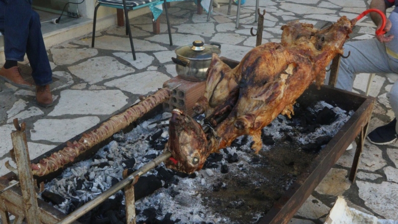 Με άστατο καιρό το σούβλισμα του αρνιού σε αρκετές περιοχές: Πού θα βρέξει και πότε βελτιώνεται (vid)