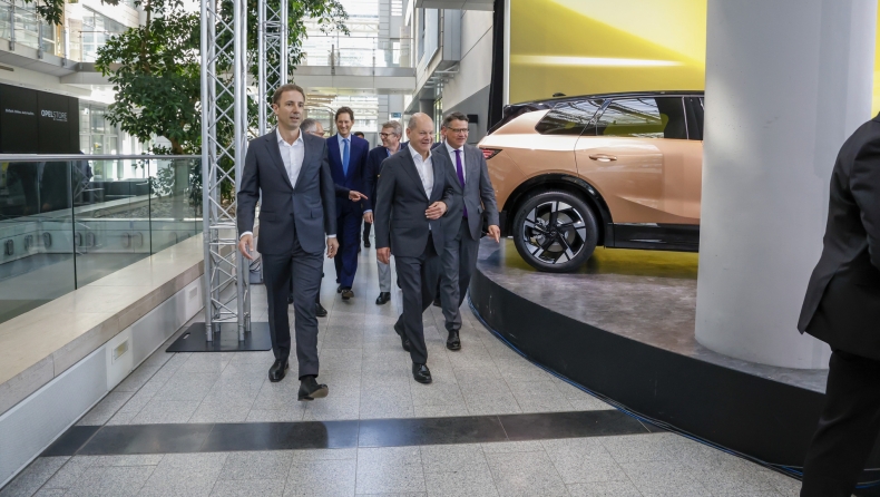 Σολτς: Από την ήττα στις Ευρωεκλογές, στο... πάρτι της Opel (vid)