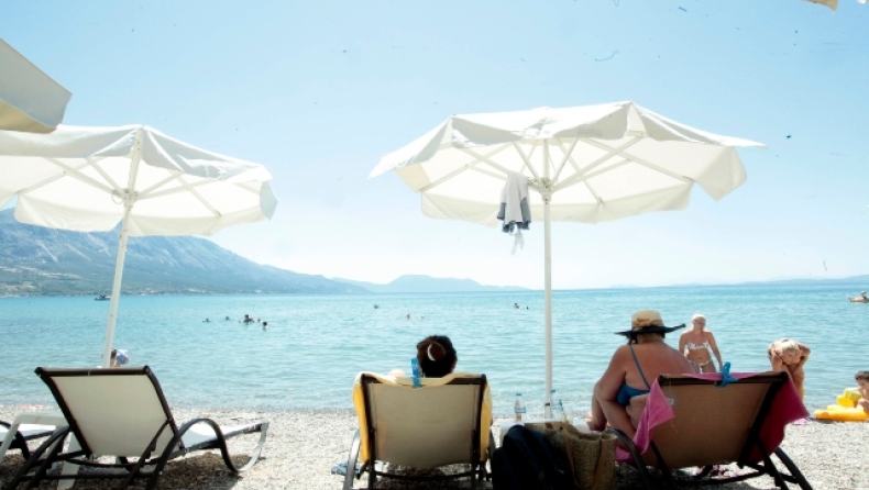 Άλλο και τούτο: Beach bar στη Χαλκιδική επιβάλλει dress code στους πελάτες