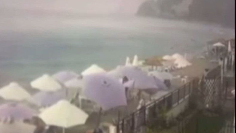 Η στιγμή που ανεμοστρόβιλος ξηλώνει ομπρέλες σε beach bar της Χαλκιδικής (vid)