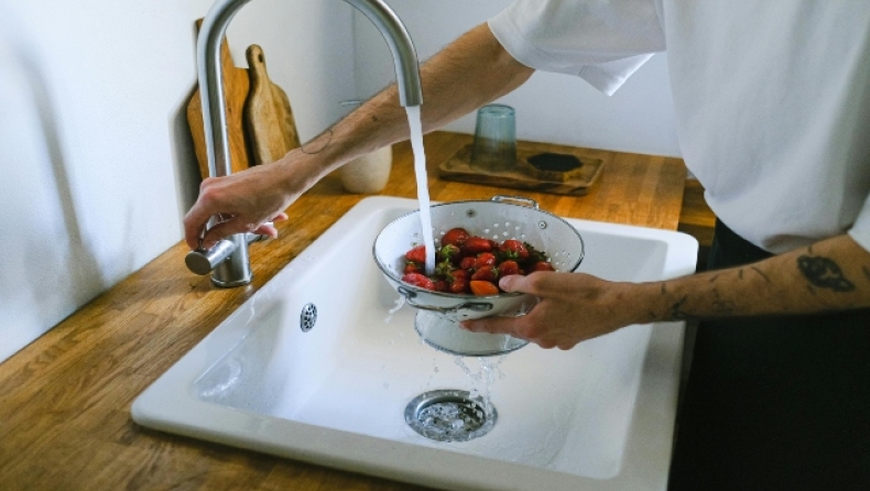 Διαιτολόγος αποκάλυψε τον πραγματικό λόγο για τον οποίο πρέπει να πλένουμε τα φρούτα και τα λαχανικά 
